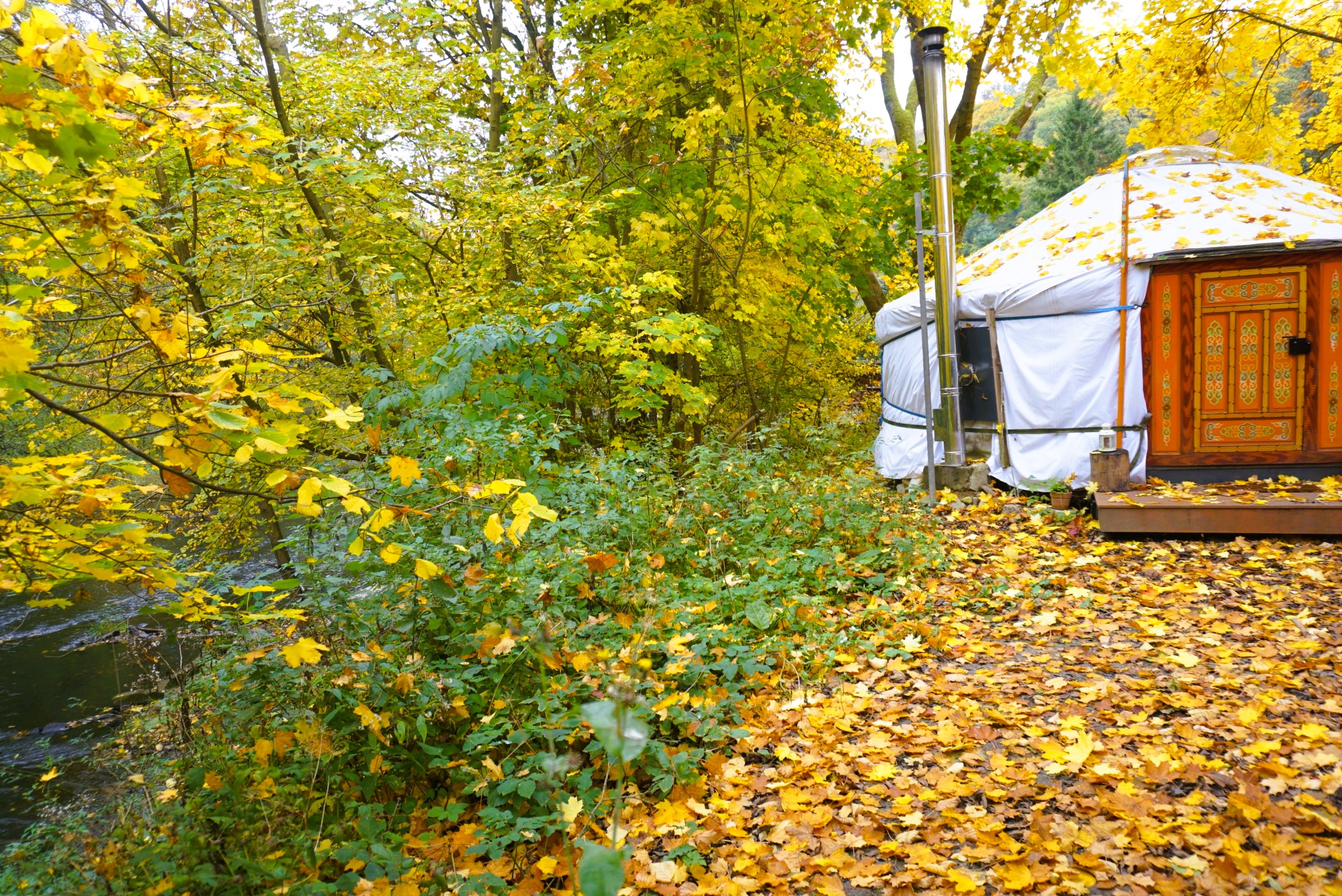 Jurte direkt am Fluss
